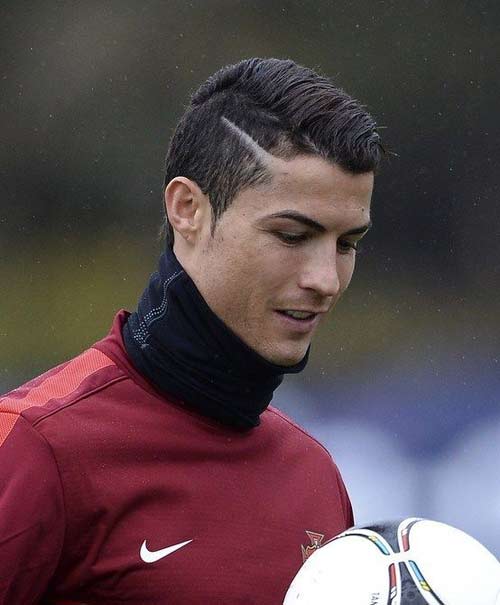 Ronaldo đã đốn gục hàng triệu trái tim cô gái cùng kiểu tóc Side Part này.