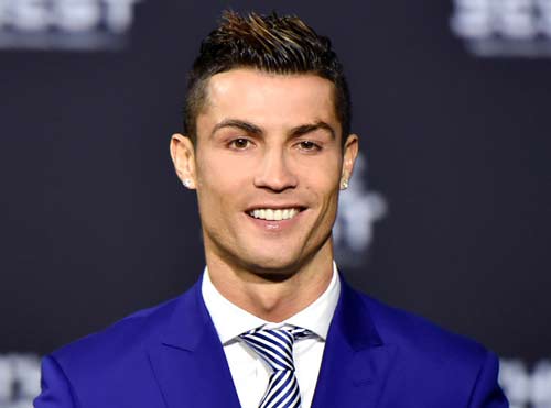 Cùng với mái tóc Spiky và bộ vest đầy cuốn hút Ronaldo trở nên đầy sang trọng, lịch lãm